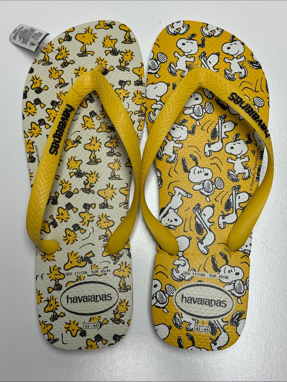 Havaianas Men’s Yellow Snoopy & Woodstock Flip Flops - Cartoon Print